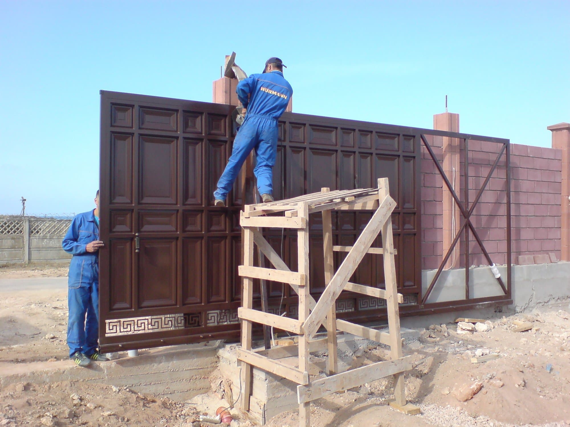 Заказать монтаж въездных ворот в Крыму командой профессионалов с опытом работы уже более 9 лет. Качественная, профессиональная, аккуратная и быстрая установка, независимо от степени сложности объекта. Цены Вас приятно удивят.