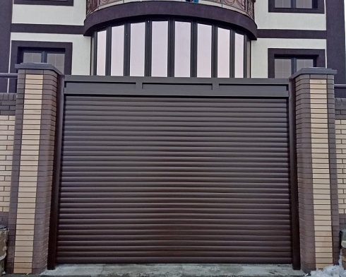 Роллетные ворота Алютех серии Prestige со сплошным алюминиевым профилем роликовой прокатки AG/77 с доставкой в Крыму 